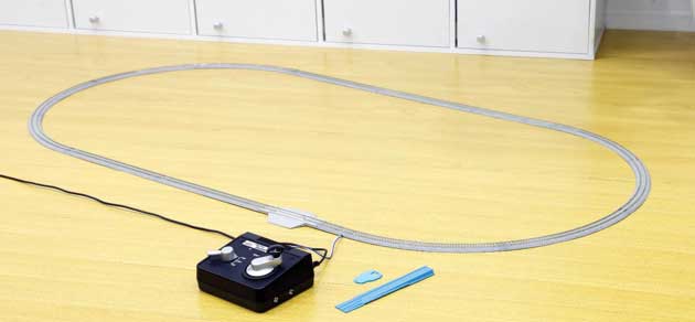 M1 Basic Oval Track Starter Set - Concrete Ties - Unitrack -- Oval w/12-3/8" Radius Curves, Rerailer, Power Pack SX