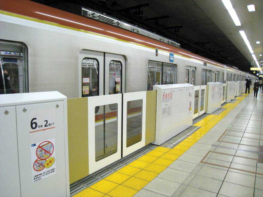 Platform Edge Barriers with Doors pkg(4) -- Use with 381-23160 and -23161, Sprues with Decals (Japanese Lettering)-2