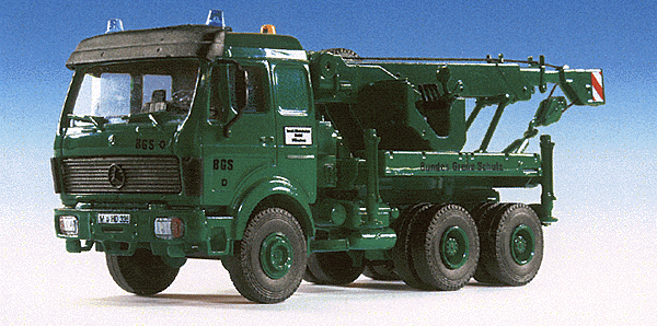 German Border Guard (BGS) - Trucks -- Mercedes 3-Axle Cabover Crane (green)