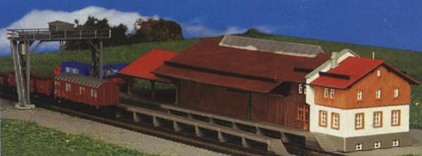 Goods Shed w/Overhead Crane & Loading Ramp -- 7-7/8 x 2-3/8 x 2"  20 x 6 x 5cm