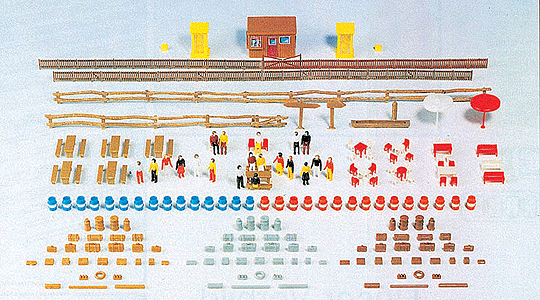 Accessory Pack w/Figures