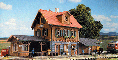 Unterlenningen Station -- 10-5/8 x 3-3/16 x 3-13/16"  27 x 8 x 9.5cm
