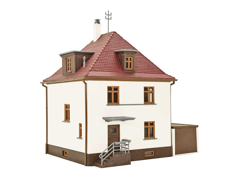 Settlement House with Garage -- Kit - 13.6 x 12.5 x 13.5cm