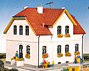Family House "Bergwald" -- 6-5/8 x 5-13/64 x 4-5/8"  16.5 x 13 x 11.5cm