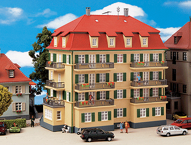 Apartment Building w/Balconies - Kit