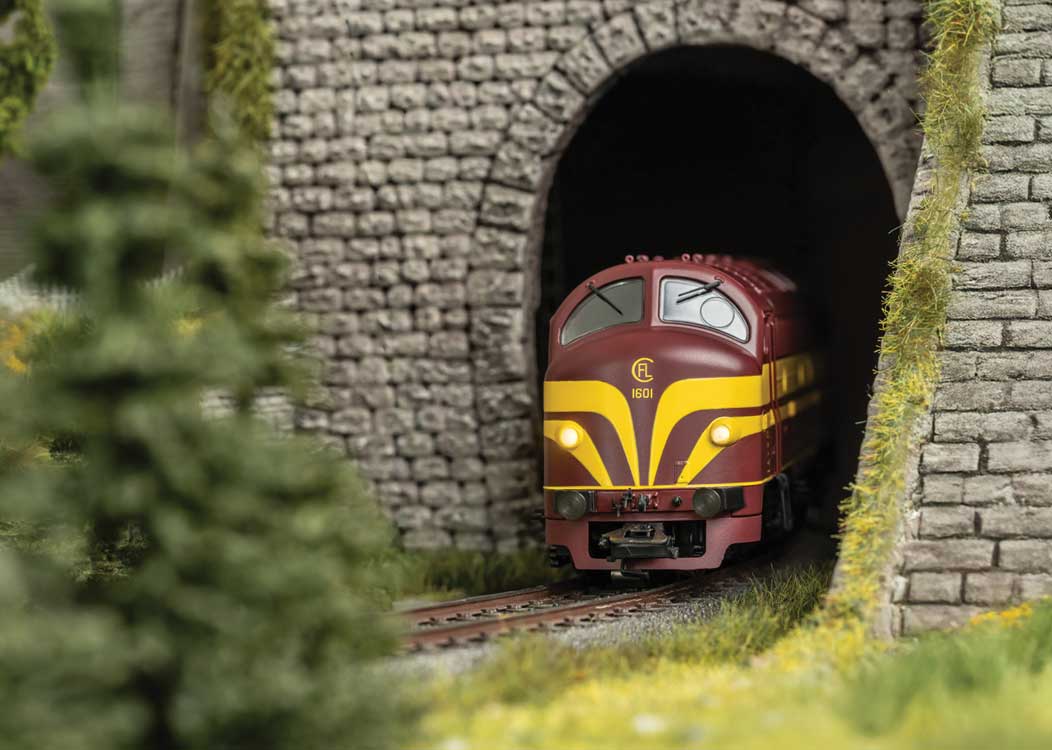 NOHAB Class 1600 Diesel - 3-Rail - Sound and Digital -- Luxembourg State Railways CFL (Era III, maroon, yellow)-2
