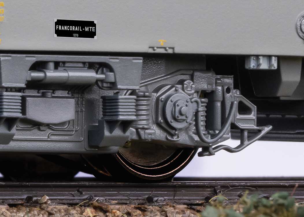 Class BB 22200 Electric - 3-Rail - Sound and Digital -- French State Railways SNCF #BB 22200 (Era VI 1985, gray, orange)-4