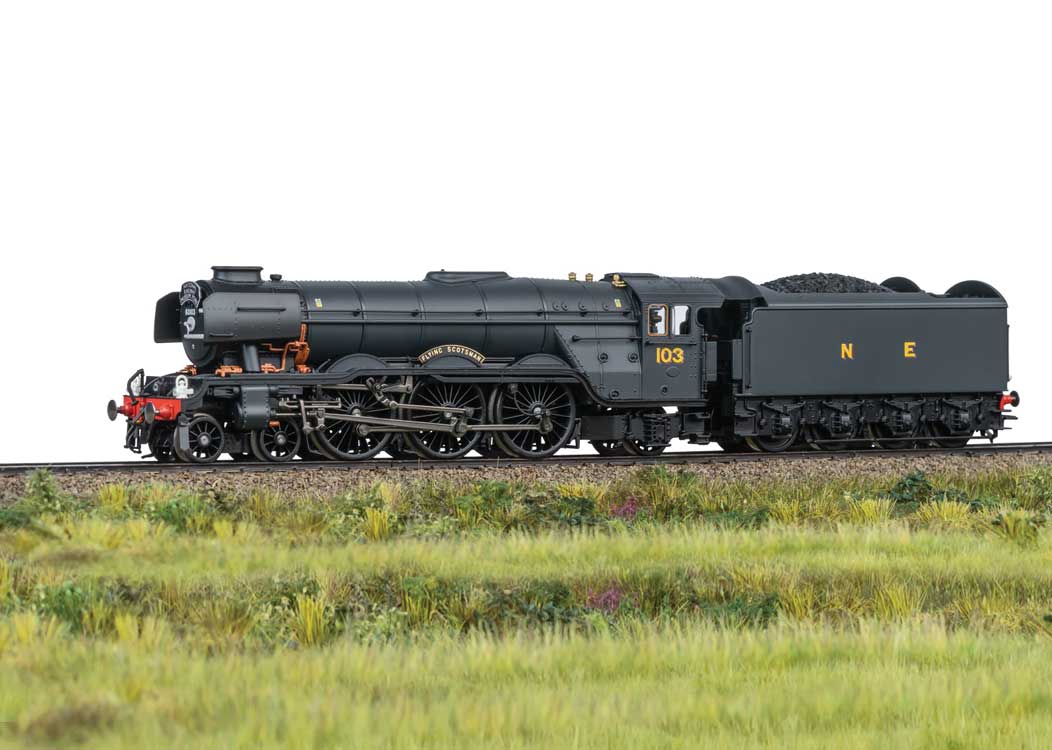 Class A3 4-6-2 - 3-Rail - Sound, Smoke and Digital -- British Railways #103 Flying Scotsman (Era VI 2015, black, yellow)-1