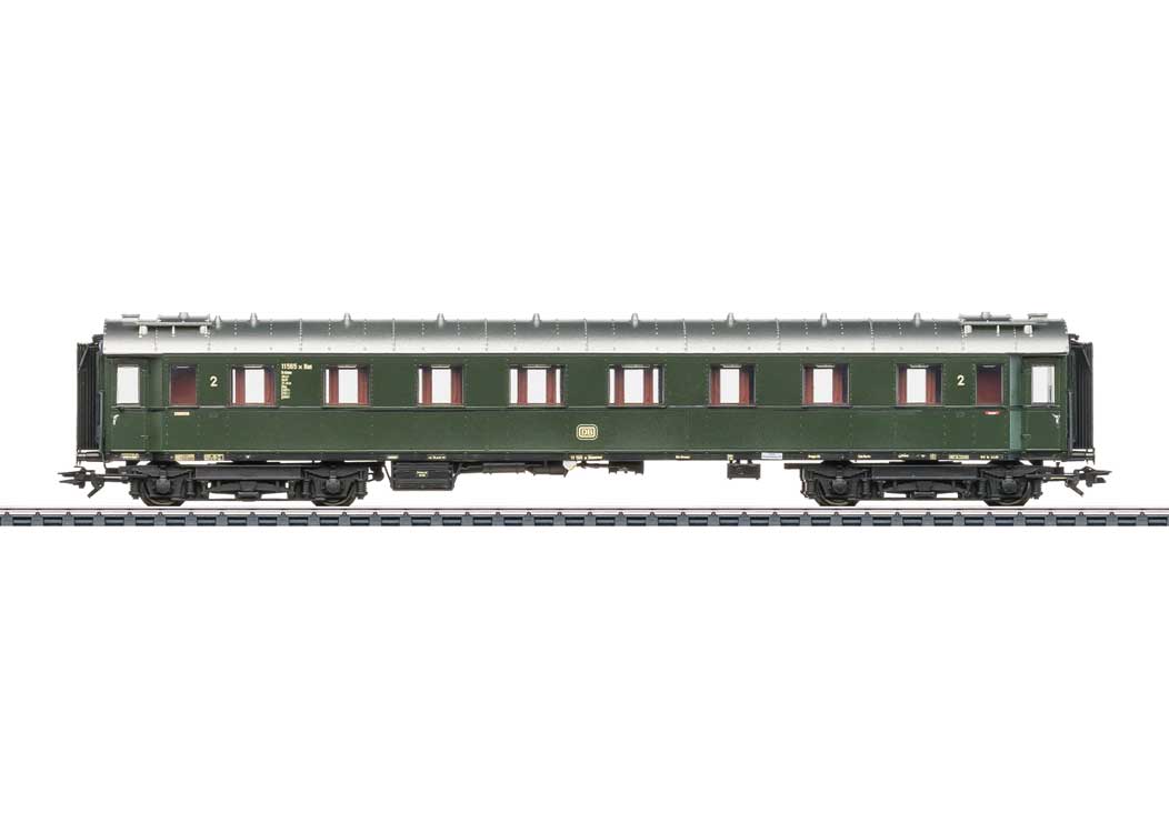 Type B4uwe 2nd Class Compartment Car - 3-Rail - Ready to Run -- German Federal Railroad DB (Era IIIb, green, silver)-1