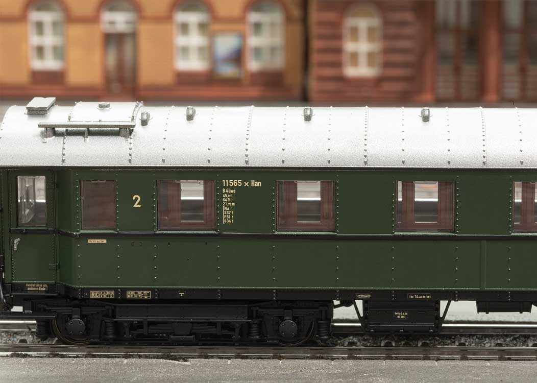 Type B4uwe 2nd Class Compartment Car - 3-Rail - Ready to Run -- German Federal Railroad DB (Era IIIb, green, silver)-2