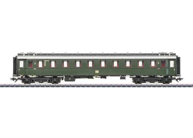 Type B4uwe 2nd Class Compartment Car - 3-Rail - Ready to Run -- German Federal Railroad DB (Era IIIb, green, silver)