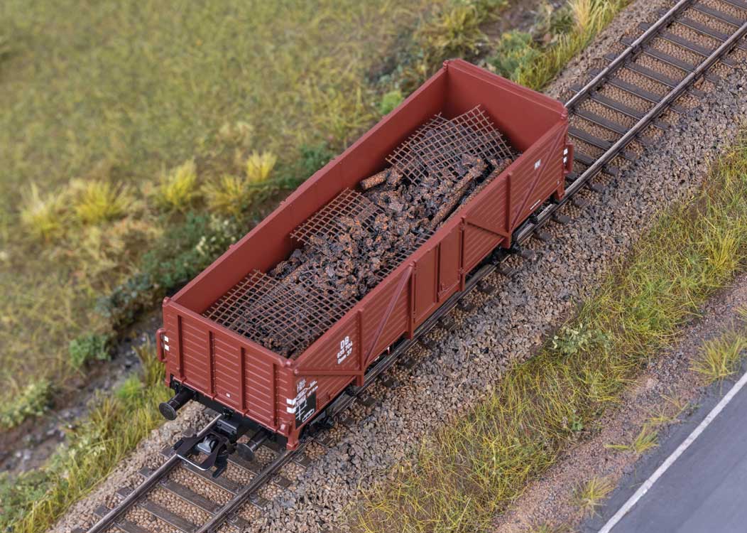 Type Omm 37 High-Side Gondola - 3-Rail - Ready to Run -- German Federal Railroad DB (Era III 1950s, Boxcar Red)-2