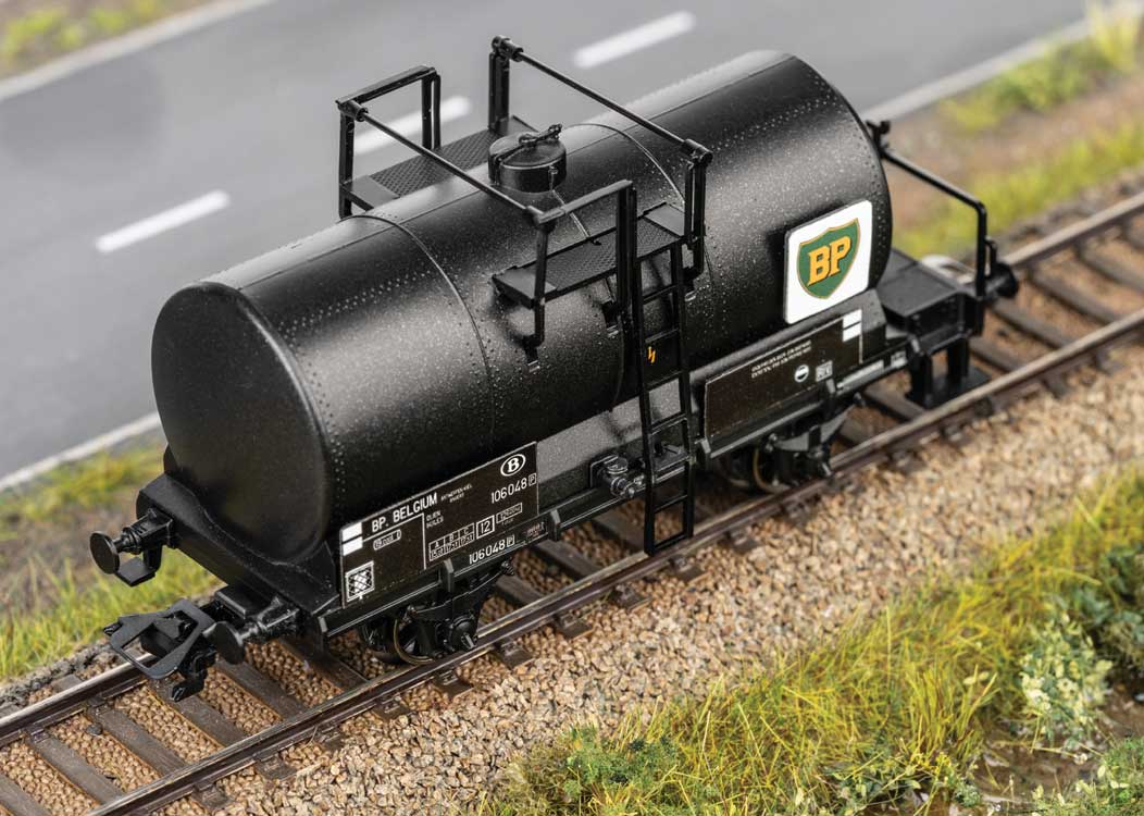 Old-Timer 2-Axle Tank Car - 3-Rail - Ready to Run -- BP (Era III 1961, black)-1