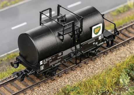 Old-Timer 2-Axle Tank Car - 3-Rail - Ready to Run -- BP (Era III 1961, black)-1