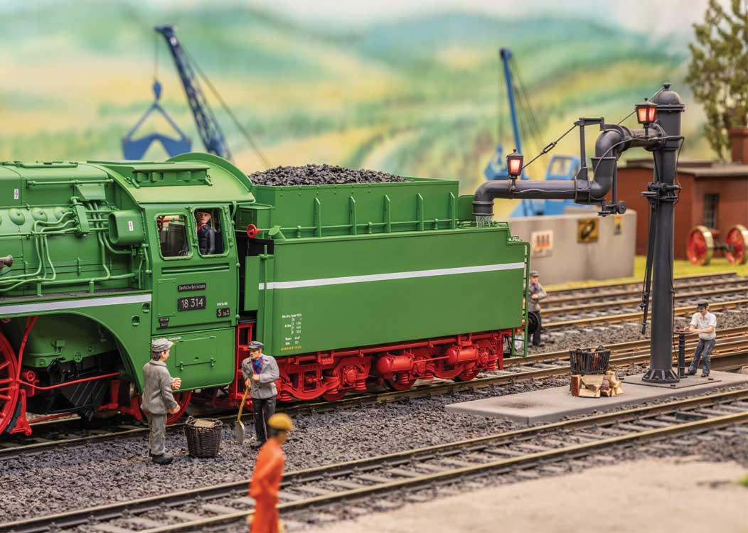 Class 18 4-6-2 - Sound and DCC -- German State Railroad DR #18 314 (Era III, 1962-1963, green, red, white)-7