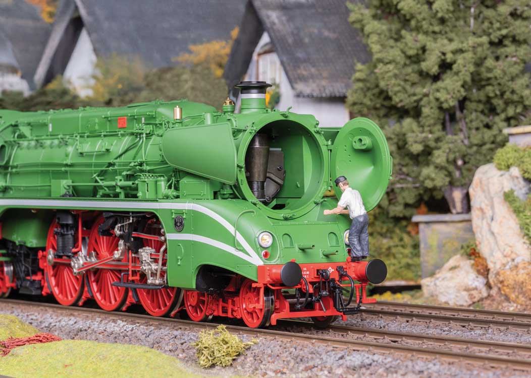Class 18 4-6-2 - Sound and DCC -- German State Railroad DR #18 314 (Era III, 1962-1963, green, red, white)-8