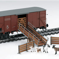 Type G 10 Boxcar with Livestock Load and Ramp - Ready to Run -- German Federal Railroad DB 117 228 (Era IIIb, Boxcar Red, gray)