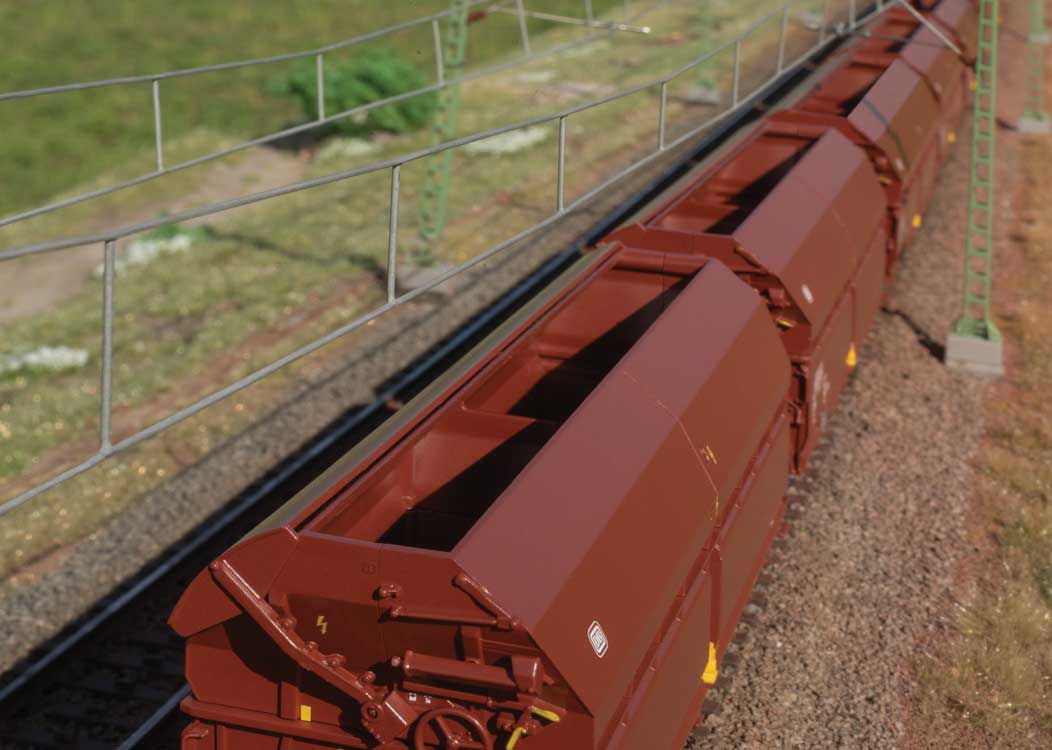 Type Tals 968 Hinged-Roof Hopper 24-Pack - 3-Rail - Ready to Run -- German Federal Railroad DB (Era IV 1984, Boxcar Red)-4