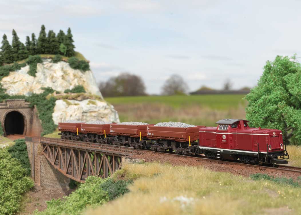 Era VI Construction Train-Only Set - Standard DC -- Westerwald Railroad Enthusiasts EFW Class 212 Diesel, 4 Dump Cars-2