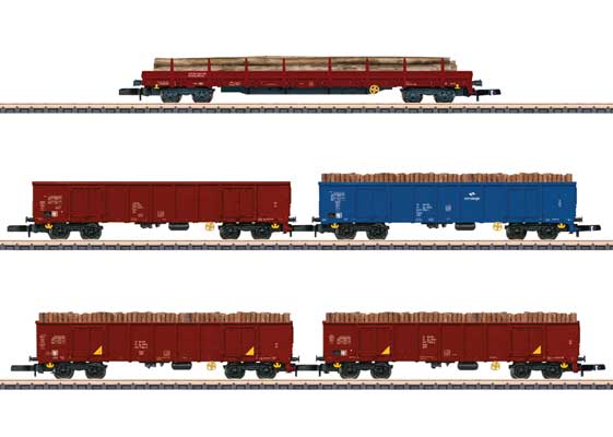4 Type Eanos 415 W & 1 Res 424 Z Log Car Set - Ready to Run -- PKP Cargo (Era VI 2022, 4 Boxcar Red, 1 blue)