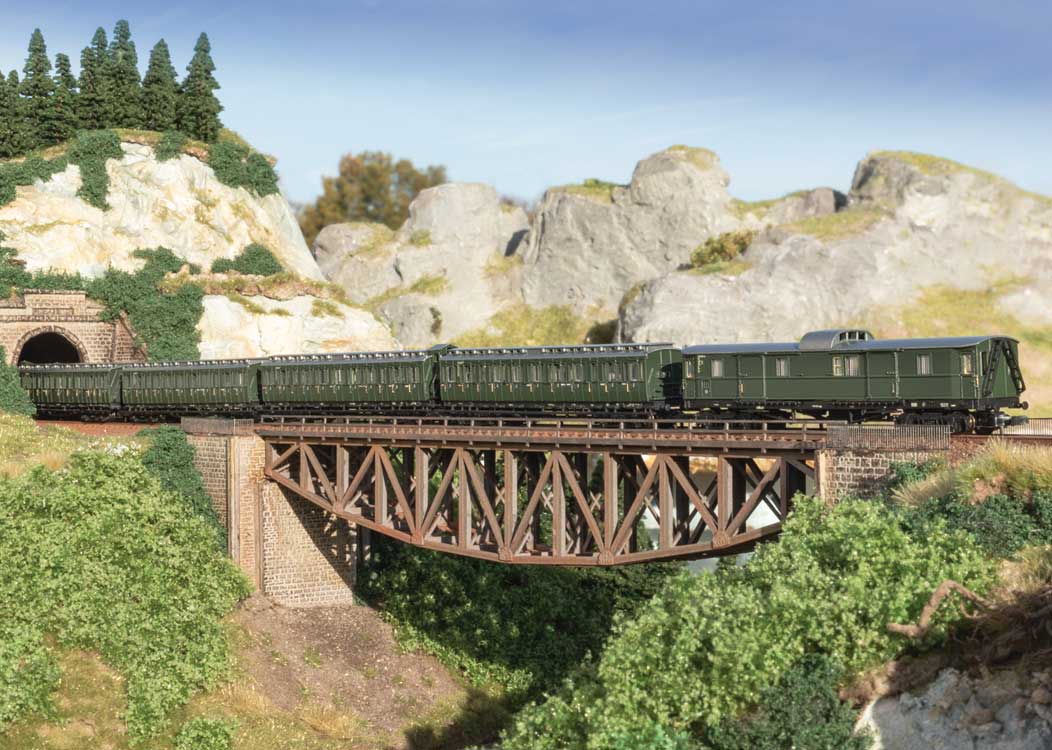 Type AB4 & 3-B4 Compartment Car Set - Ready to Run -- German Federal Railroad DB (Era III, green, gray)-2