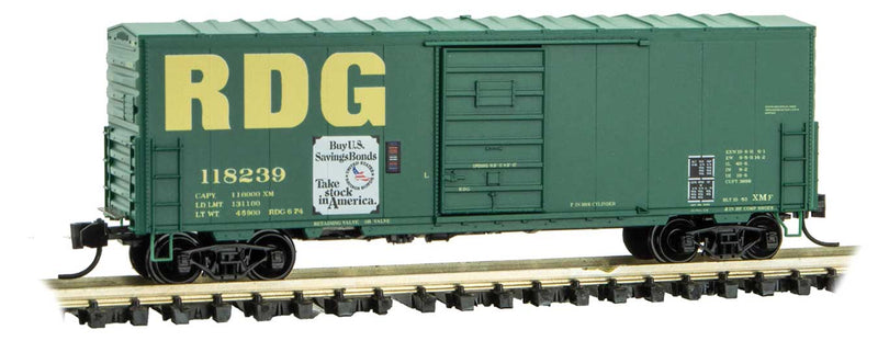 40' Single-Door Boxcar No Roofwalk - Ready to Run -- Reading 118239 (green, large yellow RDG and Savings Bonds Logo)