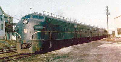 Diesel EMD F7A Powered - Standard w/Metal Parts -- Pennsylvania Railroad #9833 w/Train Phone Antennas
