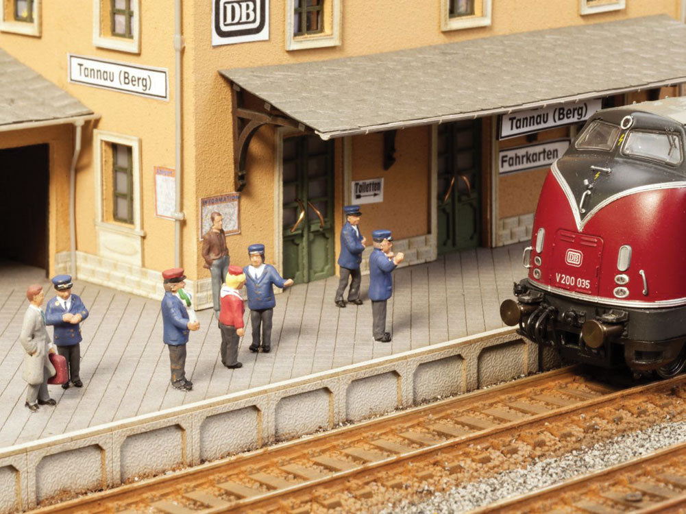 On the Platform w/Scene Sound Module -- German Railroad Personnel pkg(6)