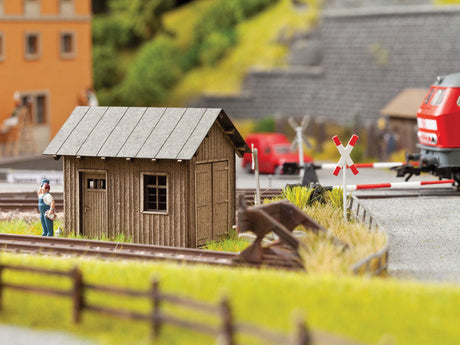 Switchman's Shanty -- Kit - 1-5/16 x 1 x 1"  3.3 x 2.4 x 2.5cm