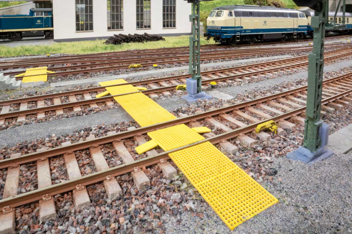 Step Grate/Railway Worker Pedestrian Crossing -- Laser-Cut Kit - Yellow 6-1/8 x 5/16"  15.5 x .8cm-2