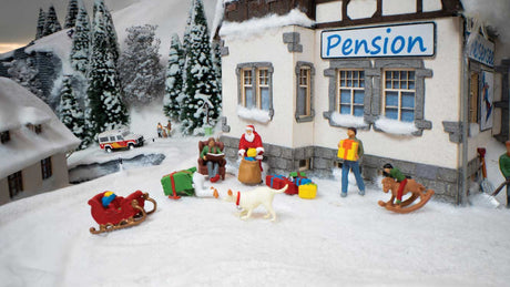 Christmas -- 4 Figures & Accessories-2