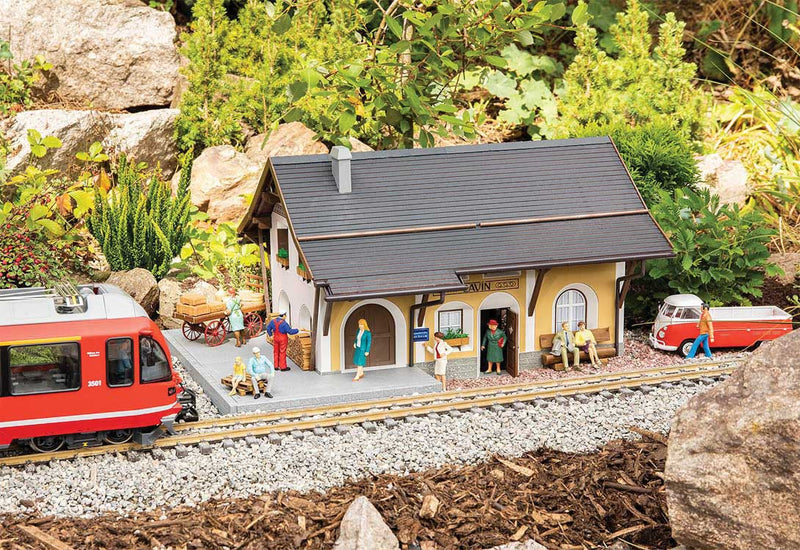 Lavin Train Station -- Kit - 23-1/4 x 16-9/16 x 11-13/16"  59 x 42 x 30cm
