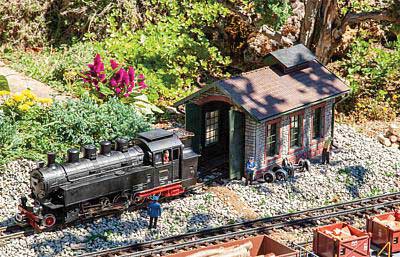 Branchline Locomotive Shed -- Kit - 17-1/2 x 11-3/8 x 11-5/8"  44.5 x 29 x 29.5cm
