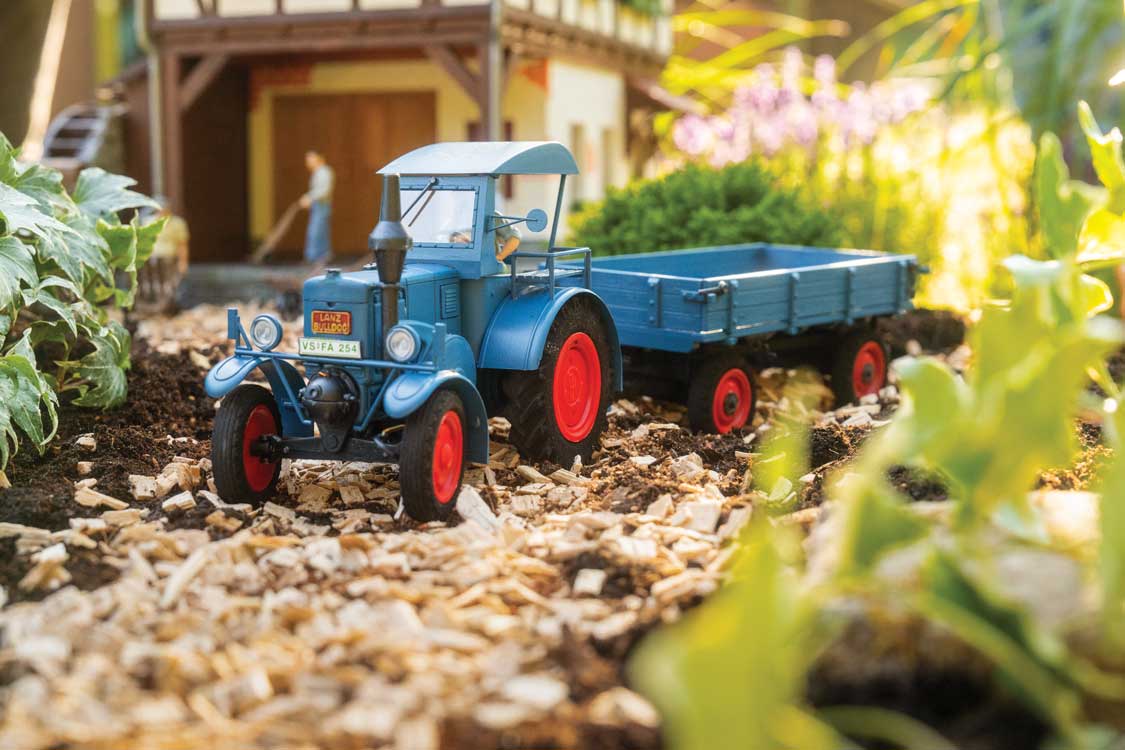 Lanz Bulldog with Low-Side Trailer - Kit -- Blue, Red-1
