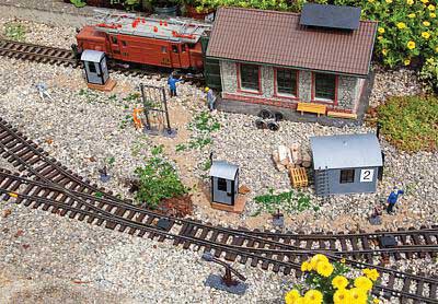 Trackside Buildings Set -- Kit - Line-Keeper's Lodge, 2 Telephone Booths, Poker Stand