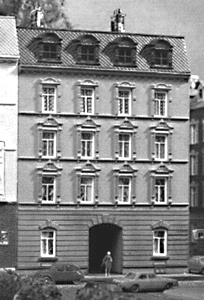 Apartment house w/pass th