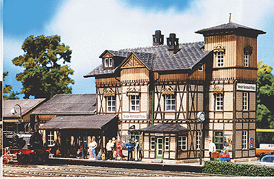 Nieder-Ramstadt-Traisa Station -- 10-1/5 x 5-1/5 x 5-3/5"  25.5 x 13 x 14cm
