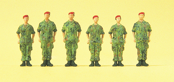 Military - Modern German Army (BW) - Figures -- Soldiers Standing at Attention w/Red Beret - Battledress Camouflage
