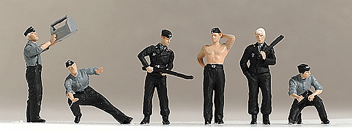 Military - Former German Army WWII - Painted Figure Sets -- Panzer (Tank) Crew Making Repairs