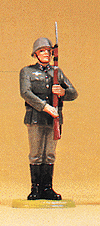 German Armed Forces Figures 1935-1945: Wehrmacht Honor Guard Standing: 1:25 -- Soldier Presenting Arms