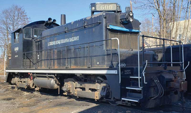 EMD SW1 Phase III - Standard DC -- Luzerne Susquehanna #600 (Ex-B&M, black)