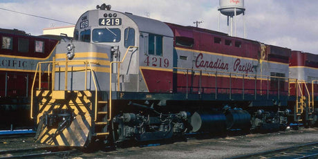 MLW C424 - Standard DC -- Canadian Pacific #4208 (DRS-24b, maroon, gray, Script Lettering)