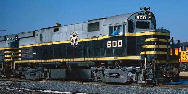Alco C424 - Standard DC -- Belt Railway of Chicago #605 (black, gray, yellow)