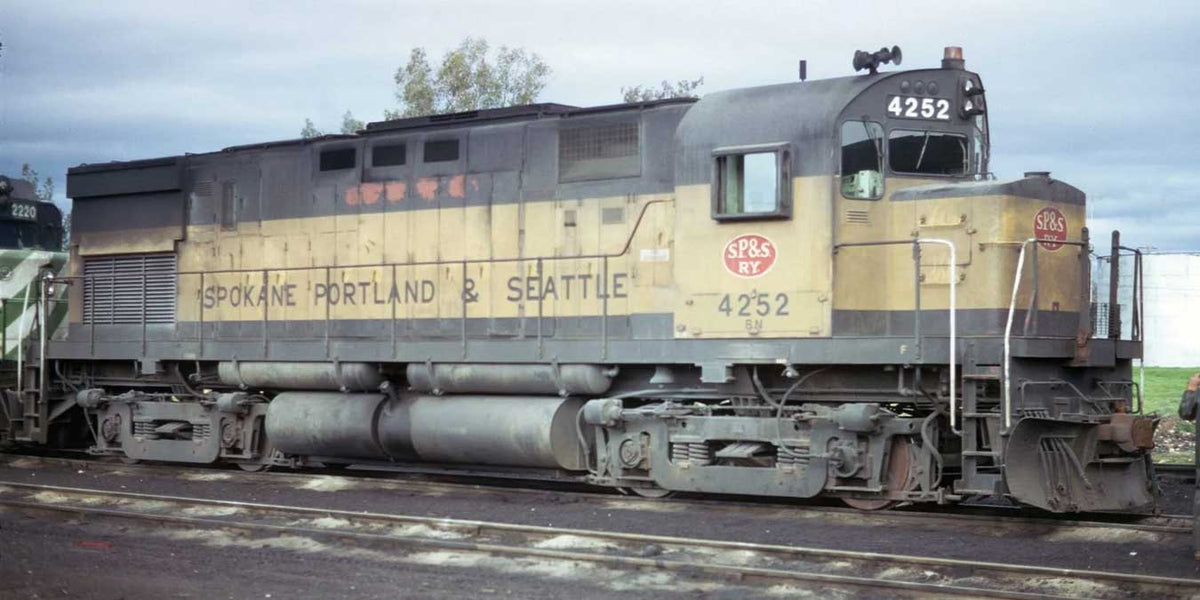 Alco C425 Low Nose - Standard DC -- Burlington Northern #4261 (Ex-SP&S Patch, green, yellow)