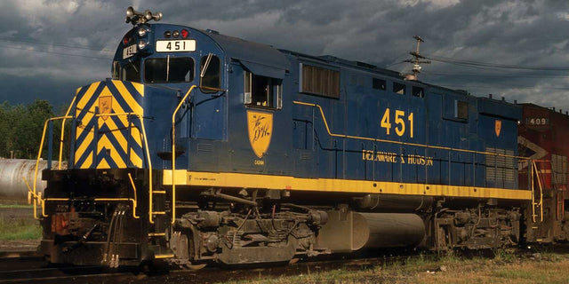 Alco C424m - ESU LokSound and DCC -- Delaware & Hudson #453 (blue, yellow)