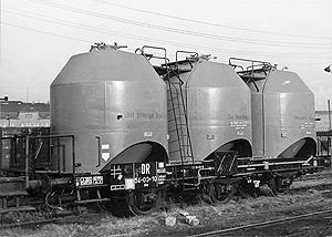 3-Axle Flatcar w/3 Coal Dust Containers -- DR