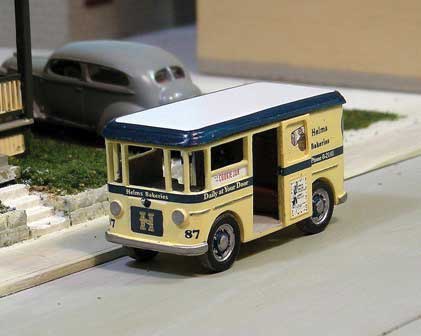 1929-1948 Divco-Twin Coach Delivery Truck - Resin Kit -- With Helms Bakery Decals