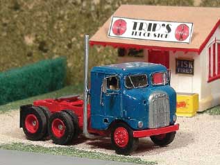 1951-55 White Freightliner Bubblenose Short Wheelbase 2-Axle Sleeper-Cab - Kit -- Unpainted