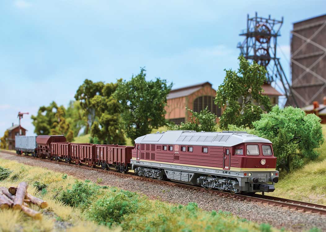 Class 232 Ludmilla Diesel - Sound and DCC - Minitrix -- German Railroad DB AG #232 357-4 (Era V, red, gray, ivory)-3