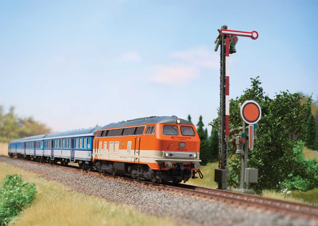 Class 218 Diesel - Sound and DCC - Minitrix -- NeSA Railroad Operating Company NeSA #218 117-0 (Era VI 2022, orange, white)-3